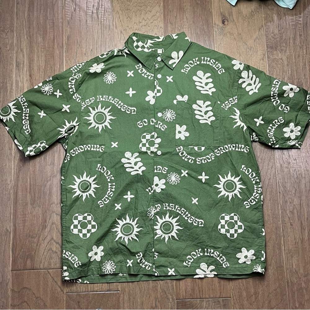Men’s H&M Green All Over Hippy Print Short Sleeve Button Up Shirt - Size Large